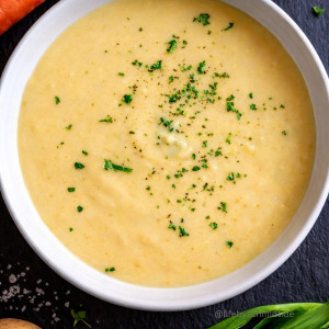 Cremige Kartoffelsuppe mit Petersilie in einer Schale