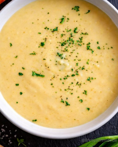 Cremige Kartoffelsuppe mit Petersilie in einer Schale