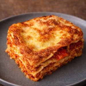 Klassische Lasagne mit Hackfleisch und goldbrauner Käsekruste