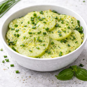 Klassischer Gurkensalat mit Schnittlauch und Essig-Öl-Dressing