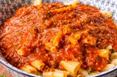 Klassische Bolognese mit Nudeln in einer Schüssel