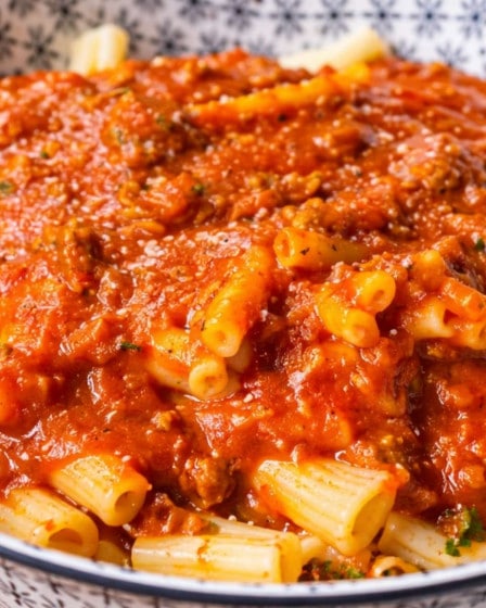 Klassische Bolognese mit Nudeln in einer Schüssel