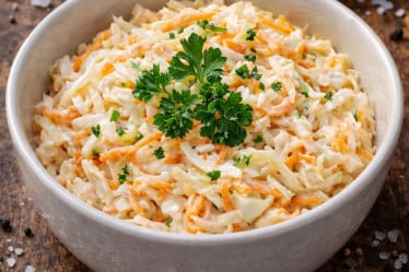 remiger Coleslaw mit Weißkohl und Karotten in rustikaler Holzoptik als Grillbeilage