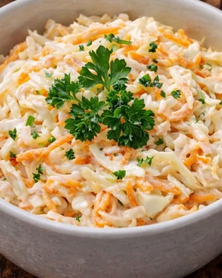 remiger Coleslaw mit Weißkohl und Karotten in rustikaler Holzoptik als Grillbeilage