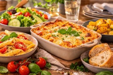 Schnelle Familienküche, Auflauf, Nudeln, Salat auf einem Tisch