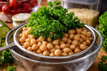 Gesunde Ernährung: Gemüse und Kräuter auf der Arbeitsplatte