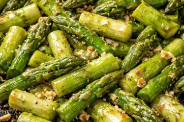 Grüner Spargel aus der Pfanne mit leichtem Brataroma; Gemüse Saison April