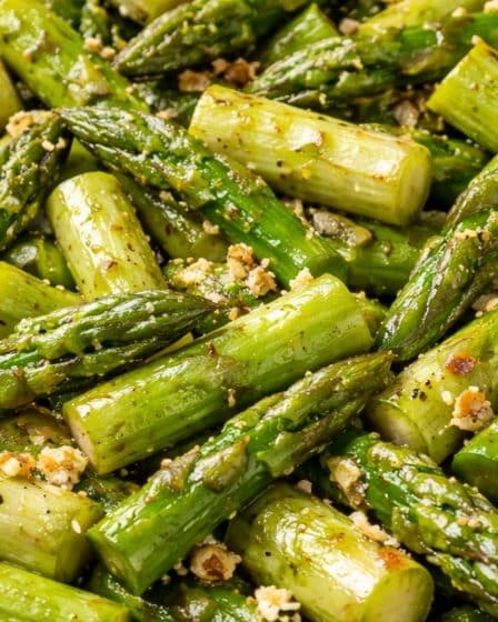 Grüner Spargel aus der Pfanne mit leichtem Brataroma; Gemüse Saison April