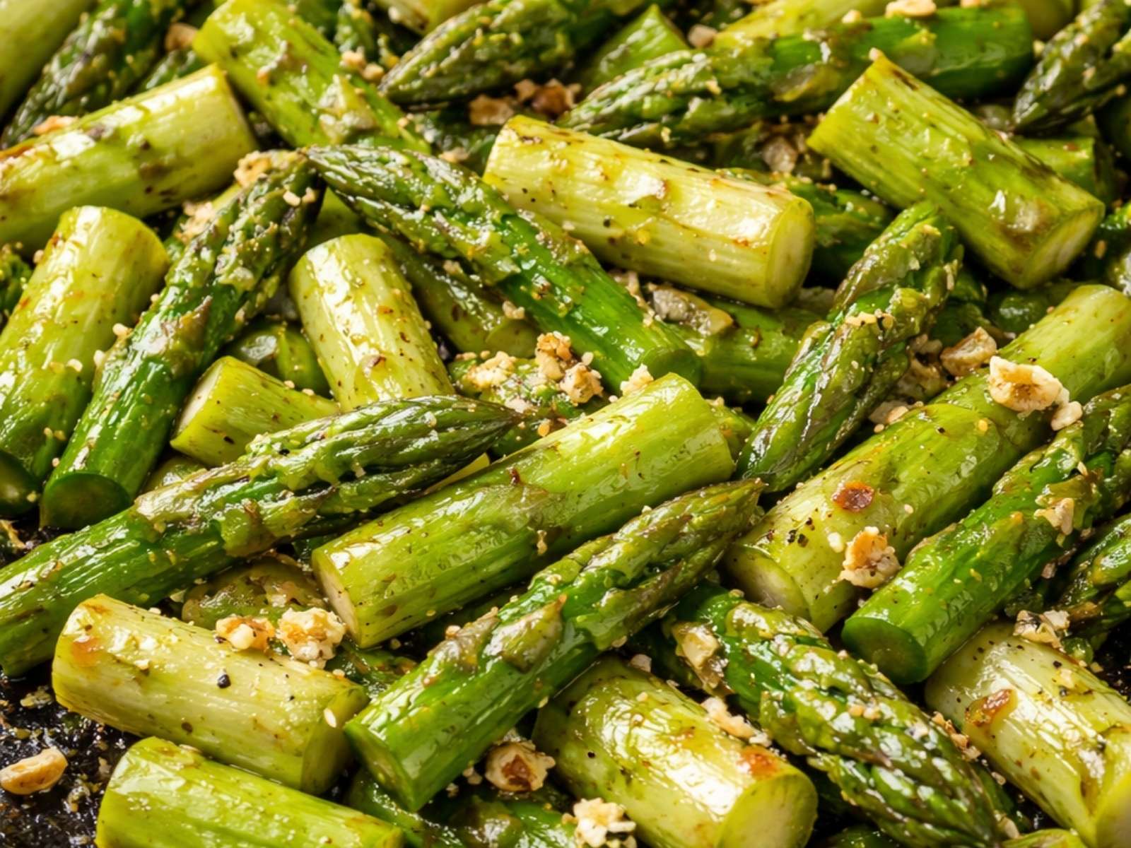 Grüner Spargel aus der Pfanne mit leichtem Brataroma; Gemüse Saison April