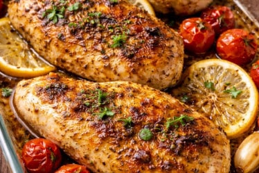 Saftige Hähnchenbrust aus dem Ofen mit Zitrone und Kräutern in einer Glasform