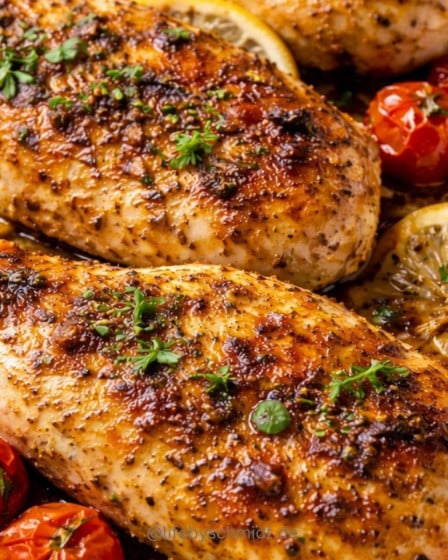 Saftige Hähnchenbrust aus dem Ofen mit Zitrone und Kräutern in einer Glasform