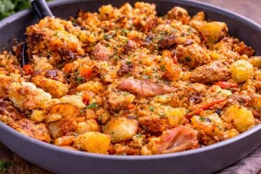 Kartoffelpfanne mit Gemüse und Ei