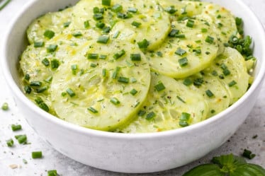 Klassischer Gurkensalat mit Schnittlauch und Essig-Öl-Dressing