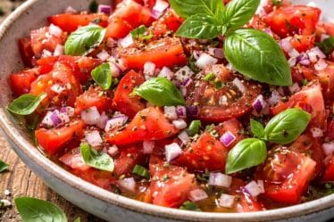 Klassischer Tomatensalat in der leichten Alltagsküche