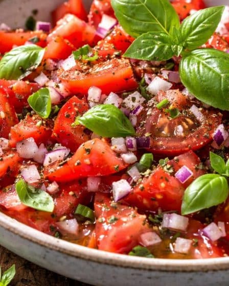 Klassischer Tomatensalat in der leichten Alltagsküche