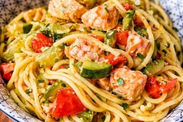 Spaghettisalat mit Lachs, Zucchini und Paprika in einer Schüssel