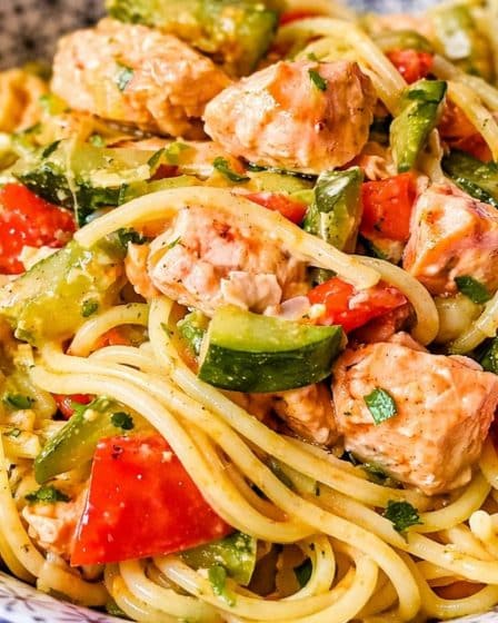 Spaghettisalat mit Lachs, Zucchini und Paprika in einer Schüssel