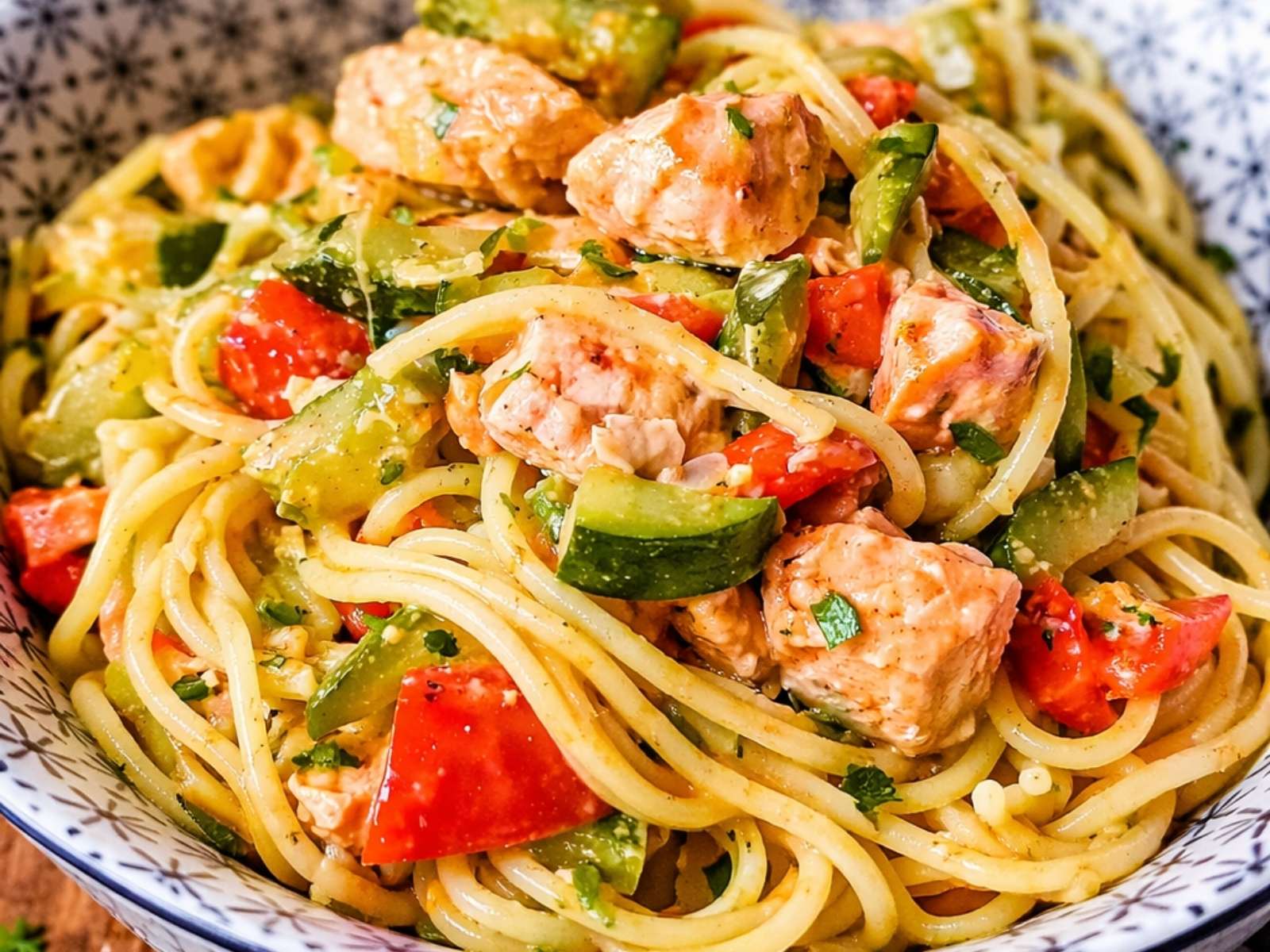 Spaghettisalat mit Lachs, Zucchini und Paprika in einer Schüssel