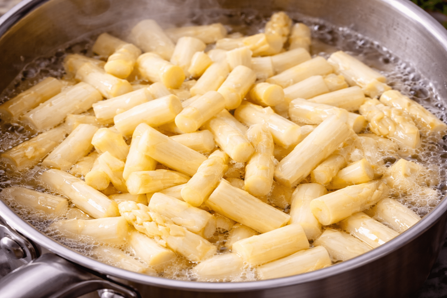 Spargel richtig kochen, weisser Spargel im Topf