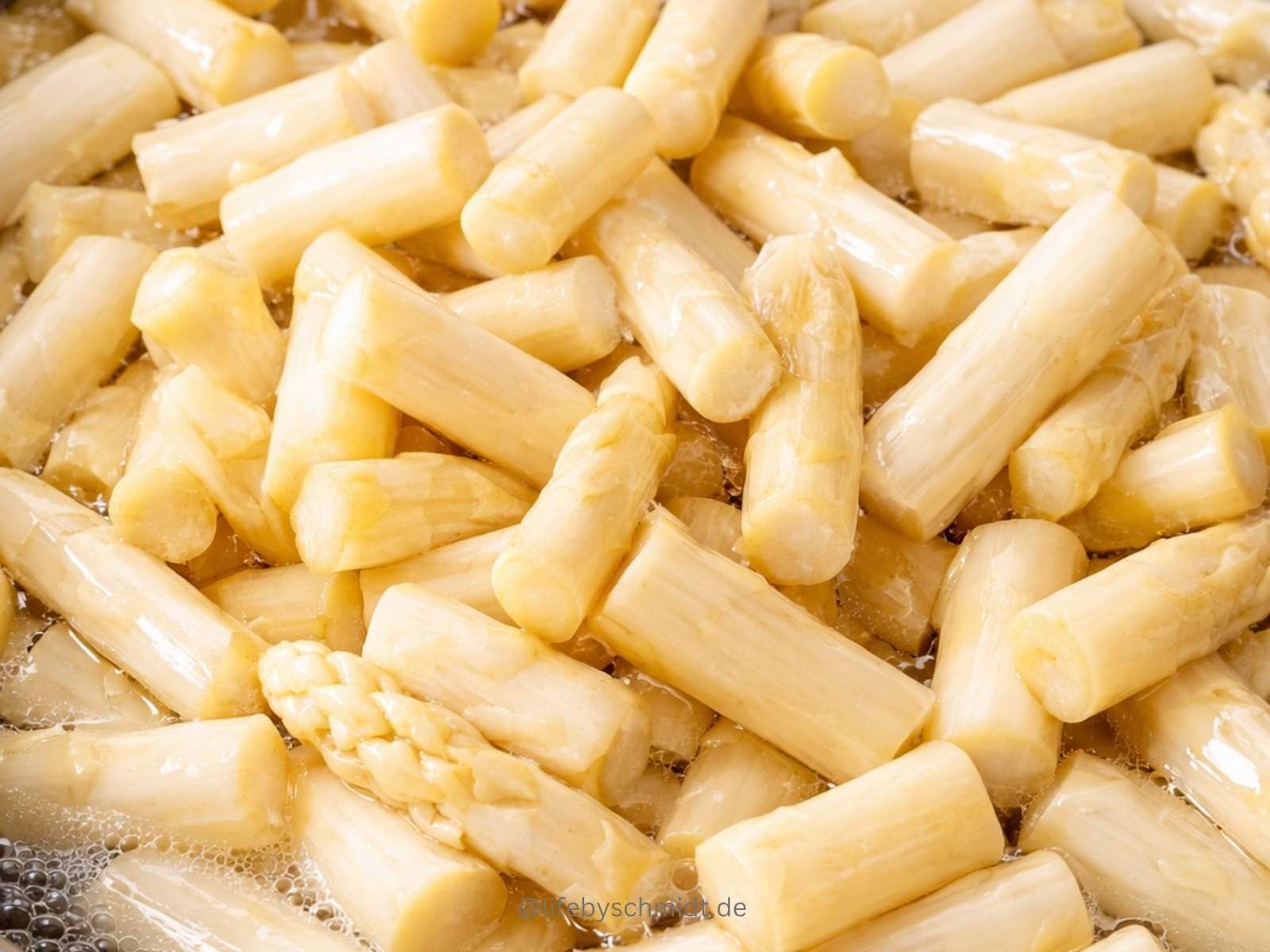 Spargel richtig kochen, weisser Spargel im Topf