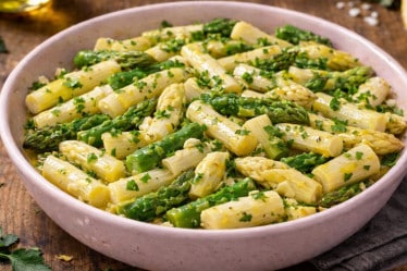 Spargelsalat aus grünem und weissen Spargel im Schälchen