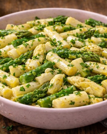 Spargelsalat aus grünem und weissen Spargel im Schälchen