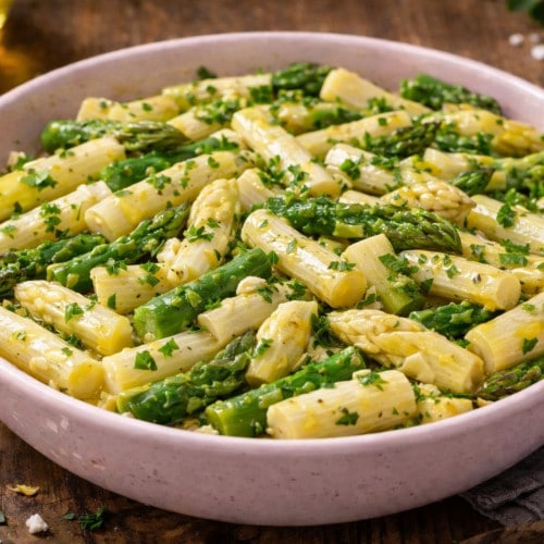 Spargelsalat aus grünem und weissen Spargel im Schälchen