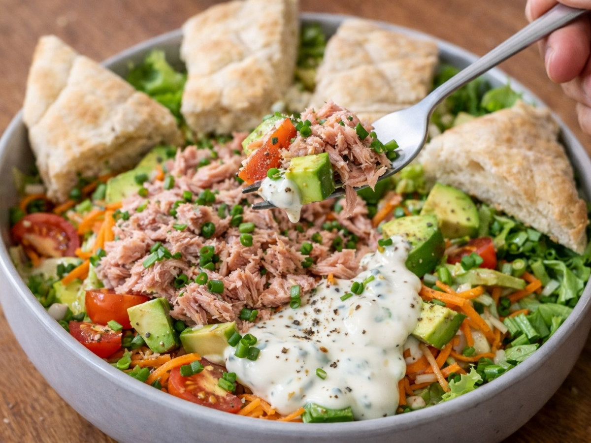 Bunter Salat mit Thunfisch, Avocado, Joghurtdressing und Fladenbrot