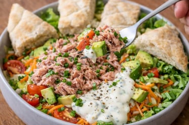 Bunter Salat mit Thunfisch, Avocado, Joghurtdressing und Fladenbrot