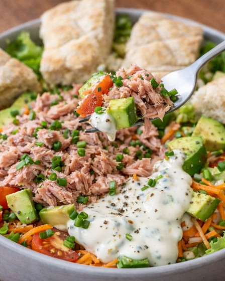 Bunter Salat mit Thunfisch, Avocado, Joghurtdressing und Fladenbrot