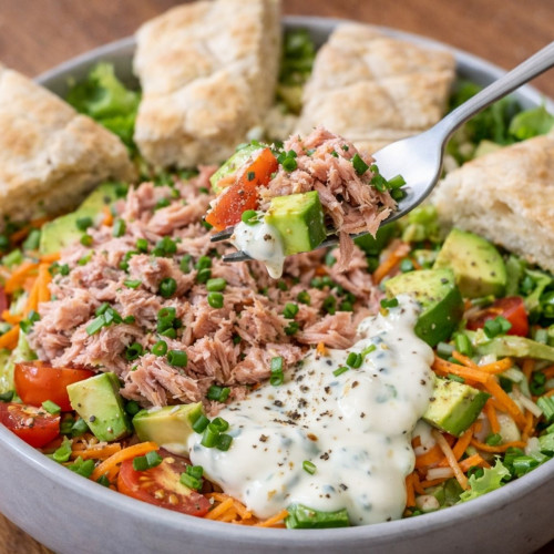 Bunter Salat mit Thunfisch, Avocado, Joghurtdressing und Fladenbrot