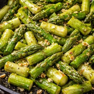 Grüner Spargel aus der Pfanne mit leichtem Brataroma; Saisonkalender April, grüner Spargel