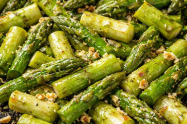 Grüner Spargel aus der Pfanne mit leichtem Brataroma; Saisonkalender April, grüner Spargel