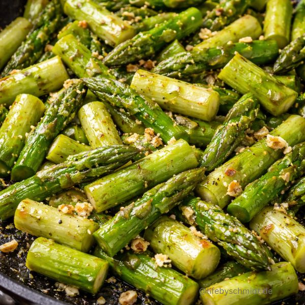 Grüner Spargel aus der Pfanne mit leichtem Brataroma; Saisonkalender April, grüner Spargel