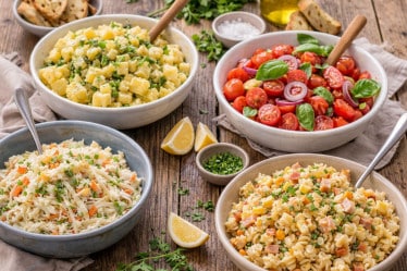 Beste Salate zum Grillen auf einem Holztisch