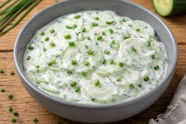 Gurkensalat mit cremigem Dressing in einer Schale