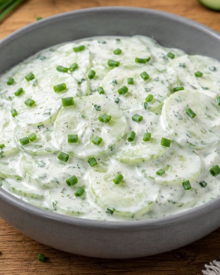 Gurkensalat mit cremigem Dressing in einer Schale