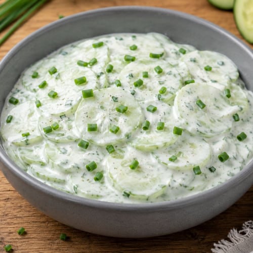 Gurkensalat mit cremigem Dressing in einer Schale