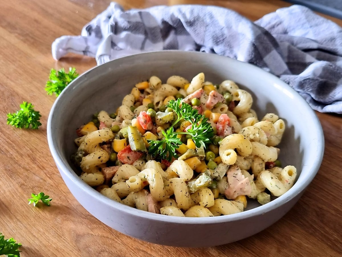 Nudelsalat klassisch mit Fleischwurst, Gurken, Paprika und Mais in cremiger Soße