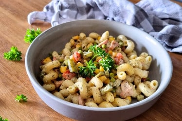 Nudelsalat klassisch mit Fleischwurst, Gurken, Paprika und Mais in cremiger Soße