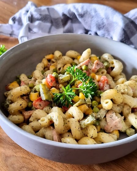 Nudelsalat klassisch mit Fleischwurst, Gurken, Paprika und Mais in cremiger Soße