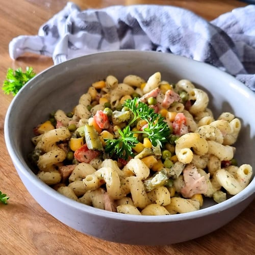 Nudelsalat klassisch mit Fleischwurst, Gurken, Paprika und Mais in cremiger Soße