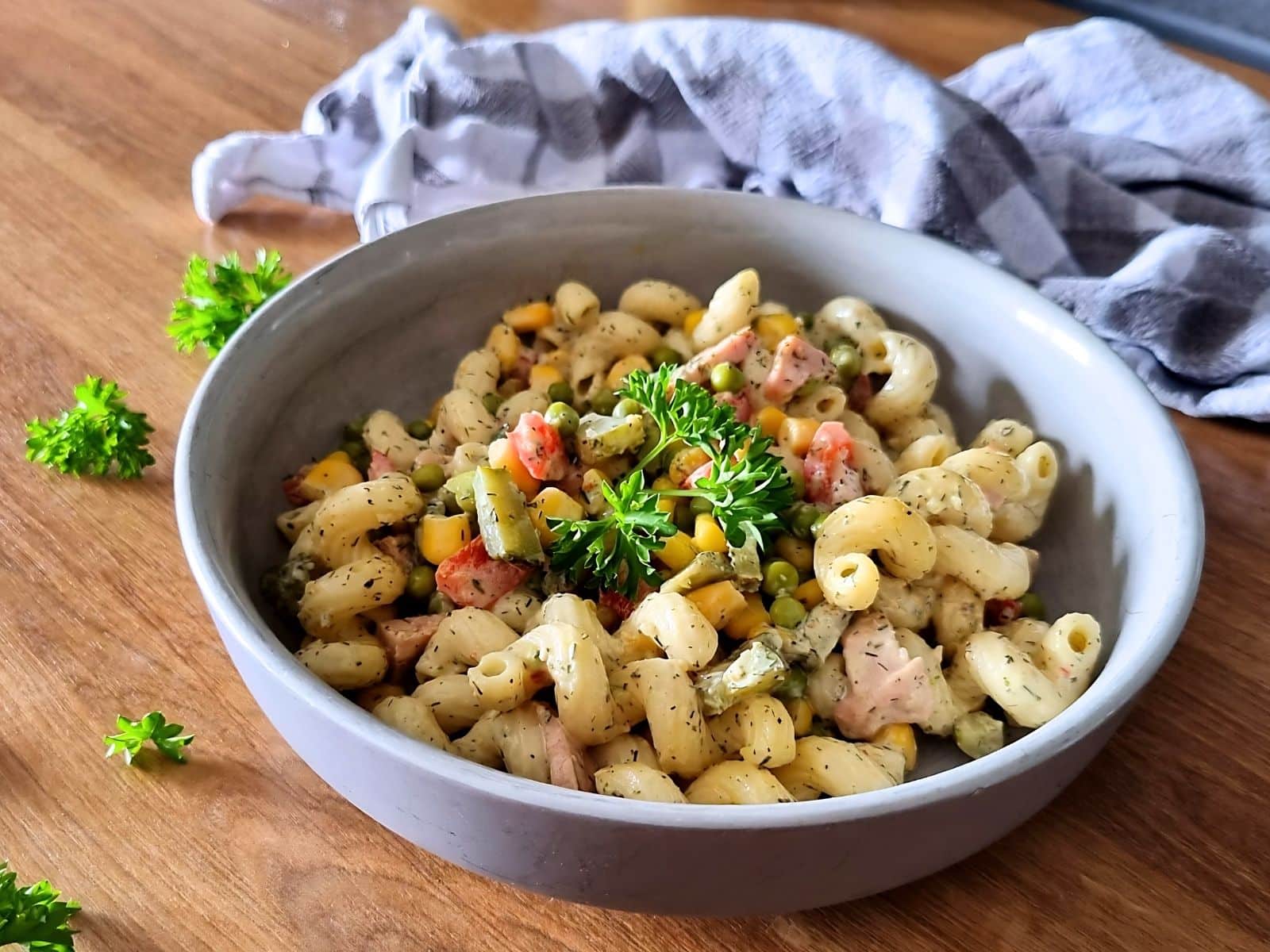 Nudelsalat klassisch mit Fleischwurst, Gurken, Paprika und Mais in cremiger Soße