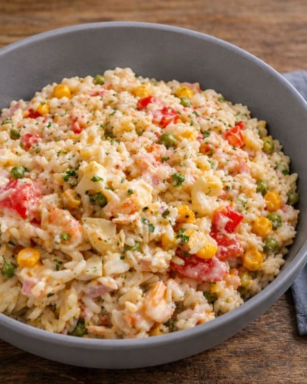 Reissalat einfach mit Paprika, Gurke und Joghurt-Dressing
