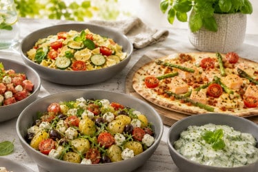 Schnelle Sommergerichte, Salate, Nudelgerichte und Flammkuchen auf einem Tisch