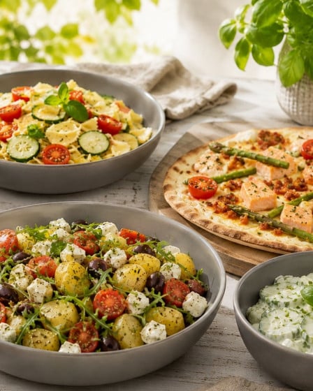 Schnelle Sommergerichte, Salate, Nudelgerichte und Flammkuchen auf einem Tisch