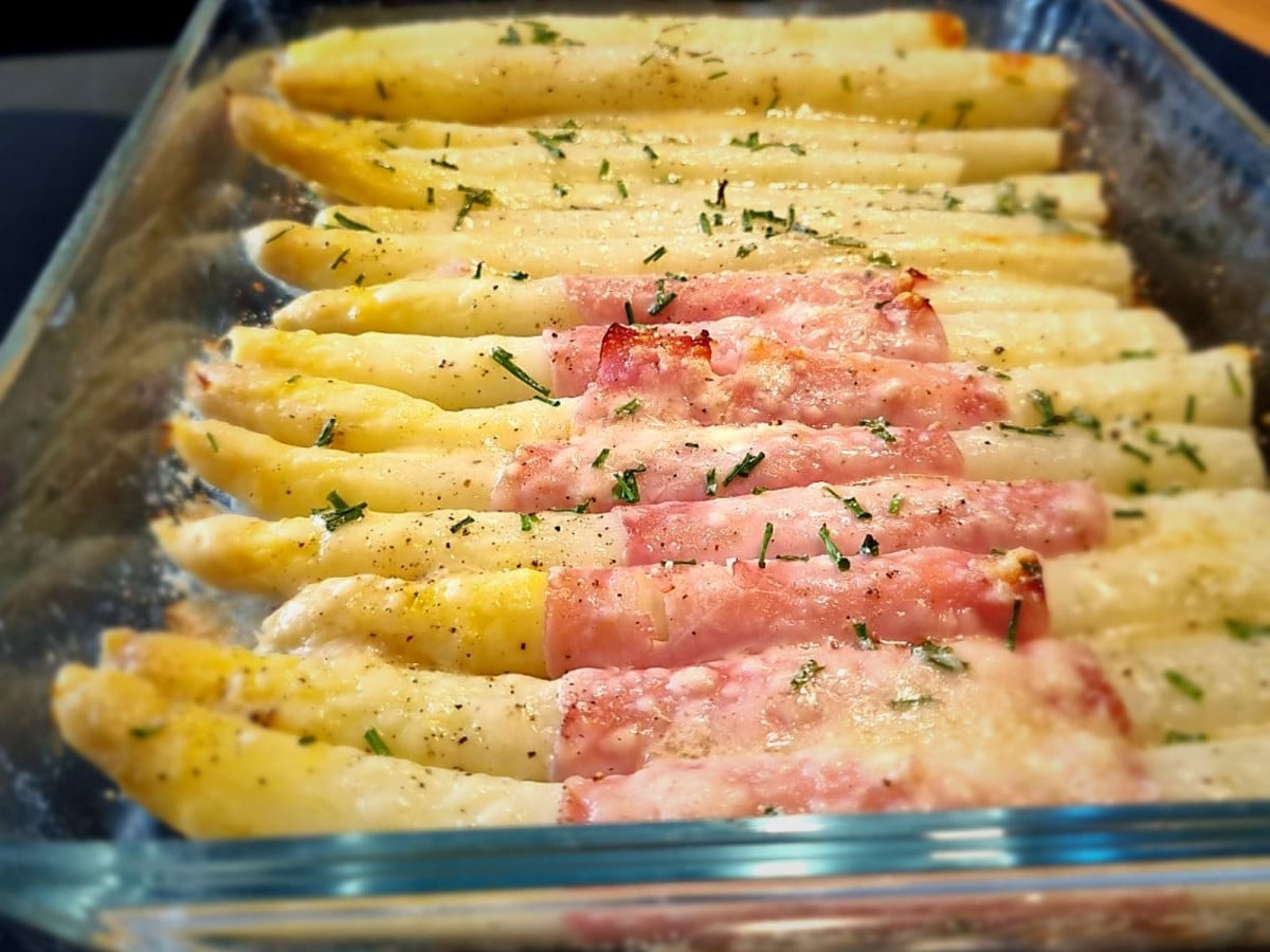 Spargel mit Schinken und Parmesan überbacken in einer Auflaufform