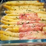 Spargel mit Schinken und Parmesan überbacken in einer Auflaufform