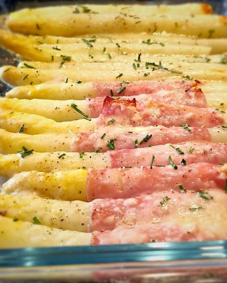 Spargel mit Schinken und Parmesan überbacken in einer Auflaufform