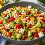 Mediterraner Nudelsalat mit Gurke und Paprika in einem Teller